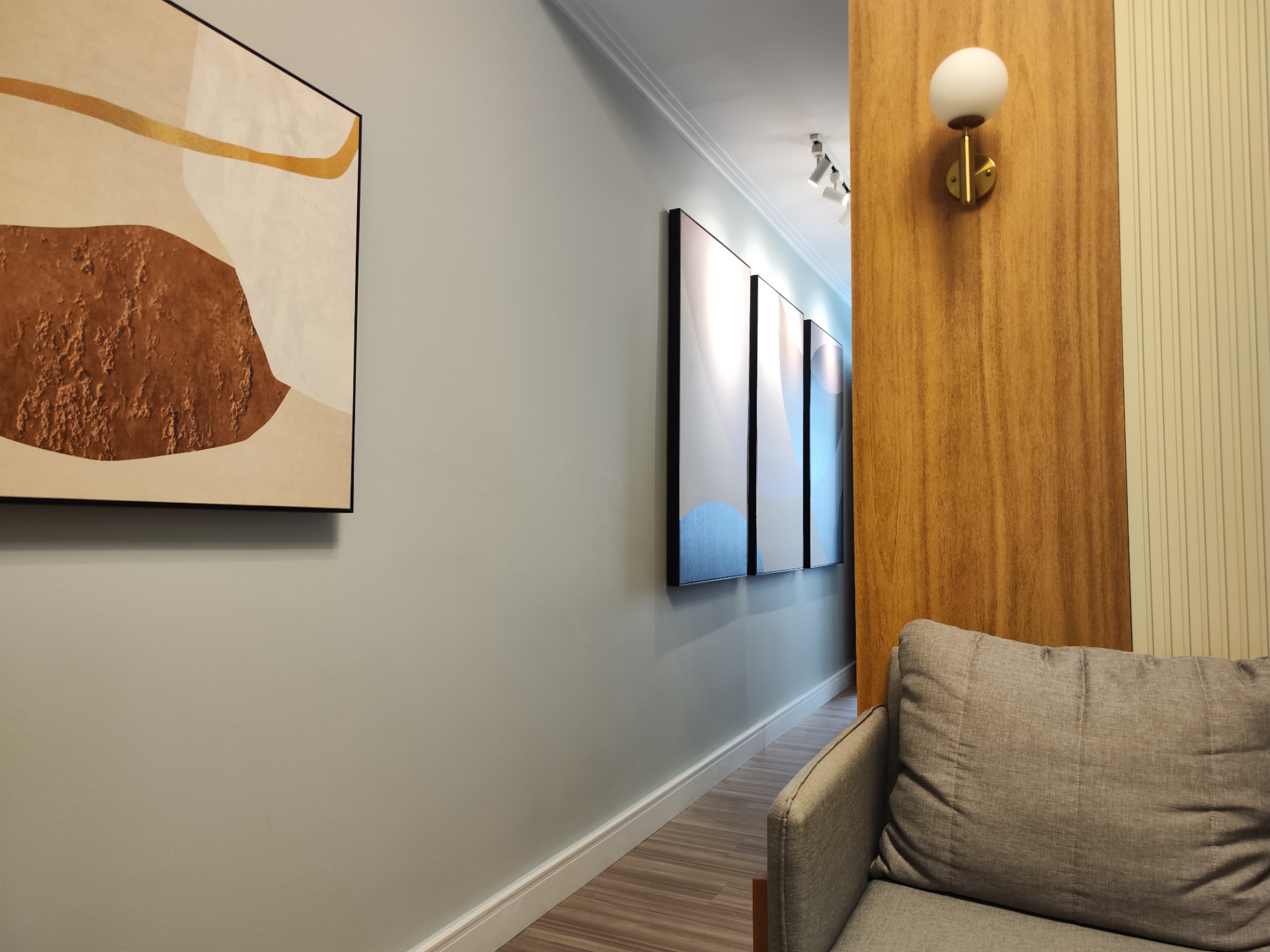 Sala de espera com obras de arte
