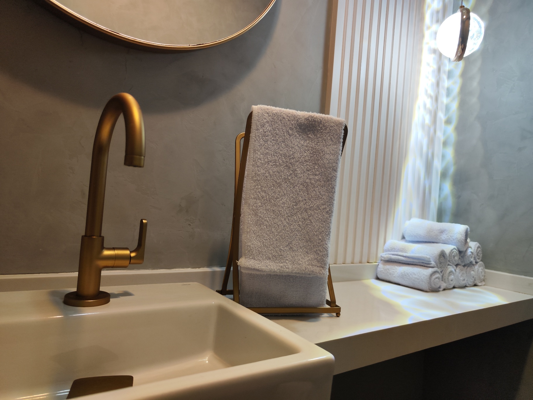 Lavabo com acabamento em dourado